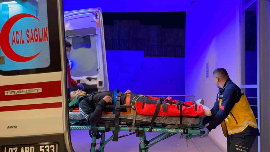 Otomobille Motosiklet Çarpıştı: 1 Yaralı