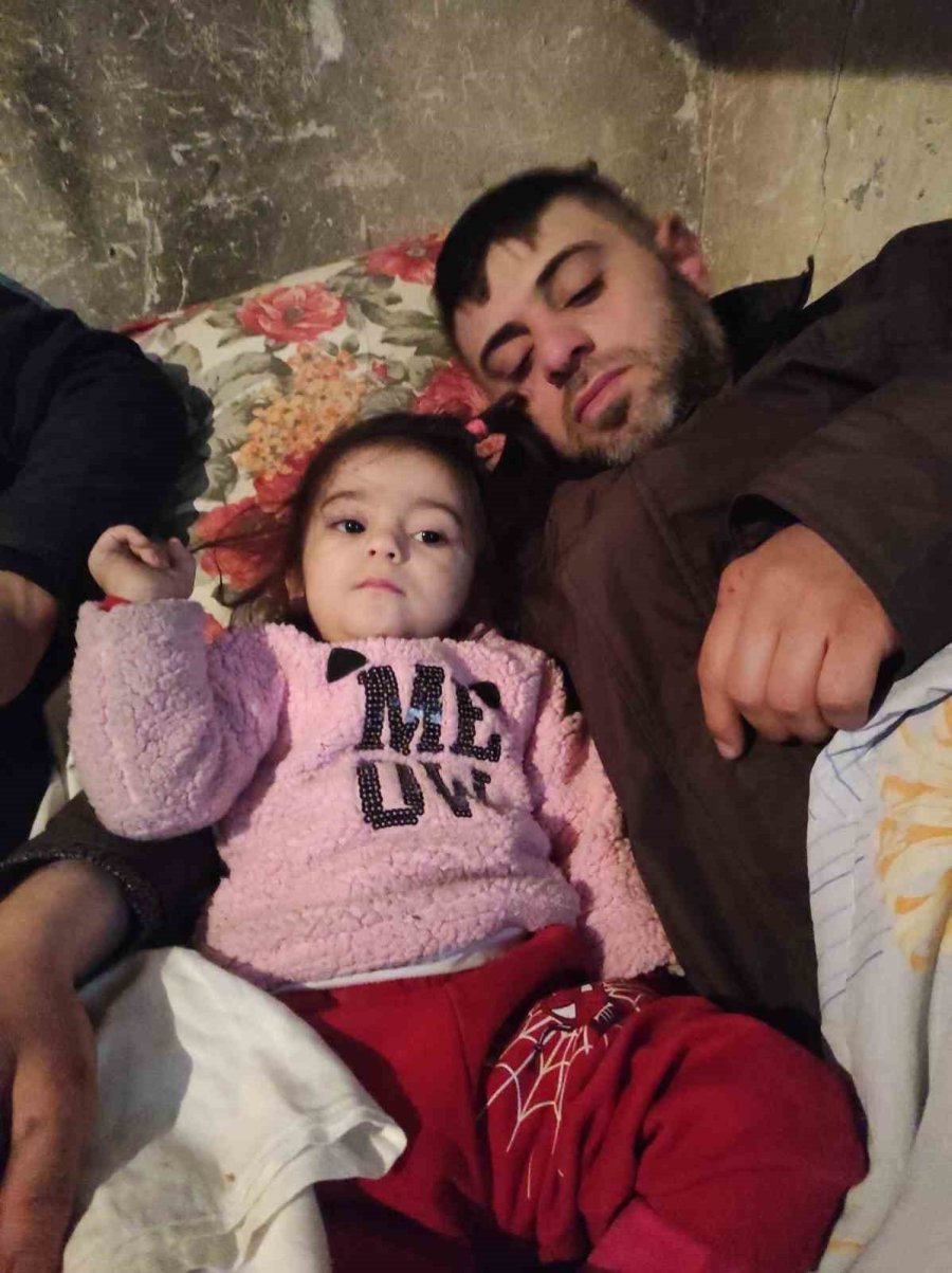 Eşinin Ters Çevirdiği Bazayla Kızı Kurtuldu, İkizleri Hayatını Kaybetti