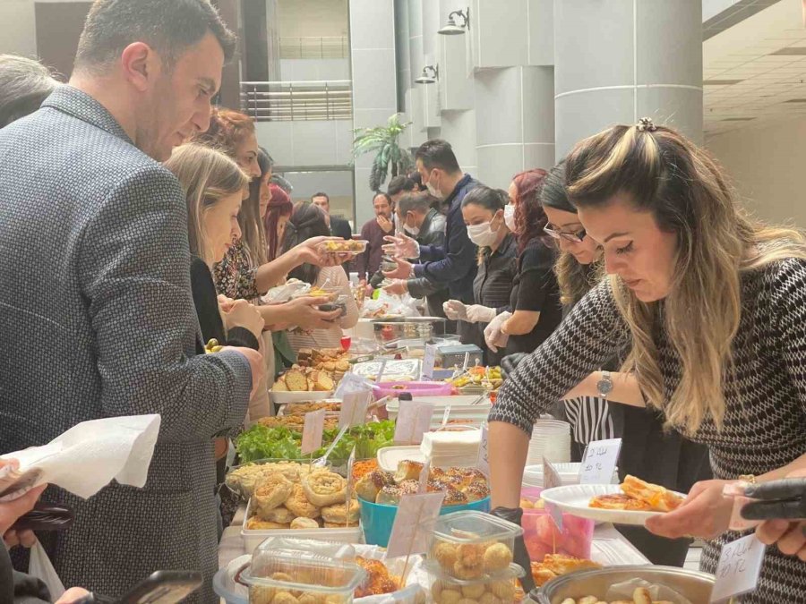 Eskişehir Adliyesindeki Yardım Kampanyasında Depremzedeler İçin 147 Bin 971 Tl Toplandı