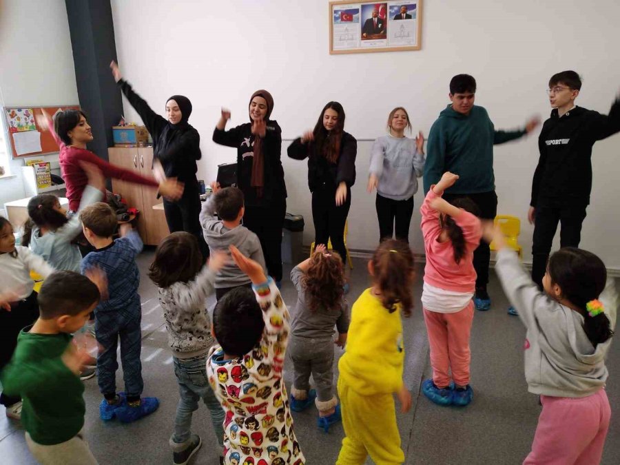 Liseliler Ürettikleri Oyuncakları Deprem Bölgesinden Gelen Minik Öğrencilerle Paylaştı