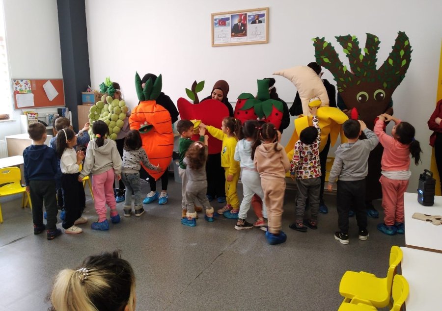 Liseliler Ürettikleri Oyuncakları Deprem Bölgesinden Gelen Minik Öğrencilerle Paylaştı