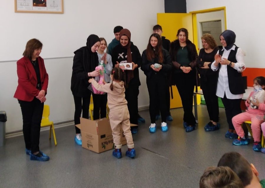 Liseliler Ürettikleri Oyuncakları Deprem Bölgesinden Gelen Minik Öğrencilerle Paylaştı