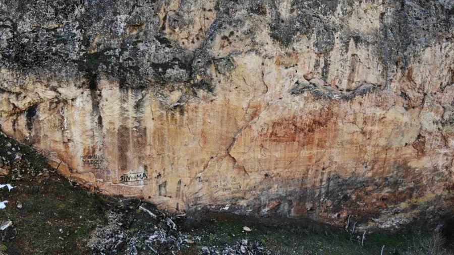 Fayın Üzerine Sevgililerinin İsimlerini Yazdılar