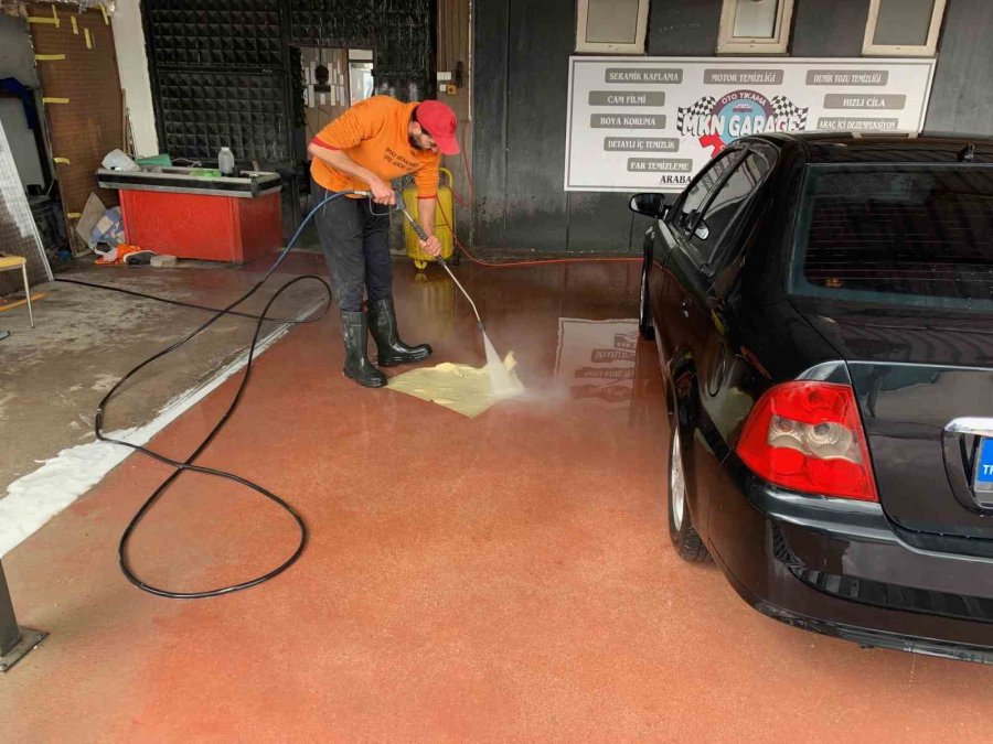 Araçlardaki Depremin Tozlu İzlerini Ücretsiz Temizliyor