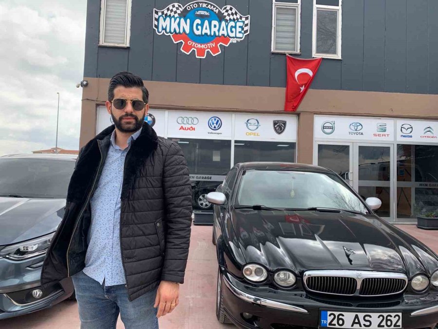 Araçlardaki Depremin Tozlu İzlerini Ücretsiz Temizliyor