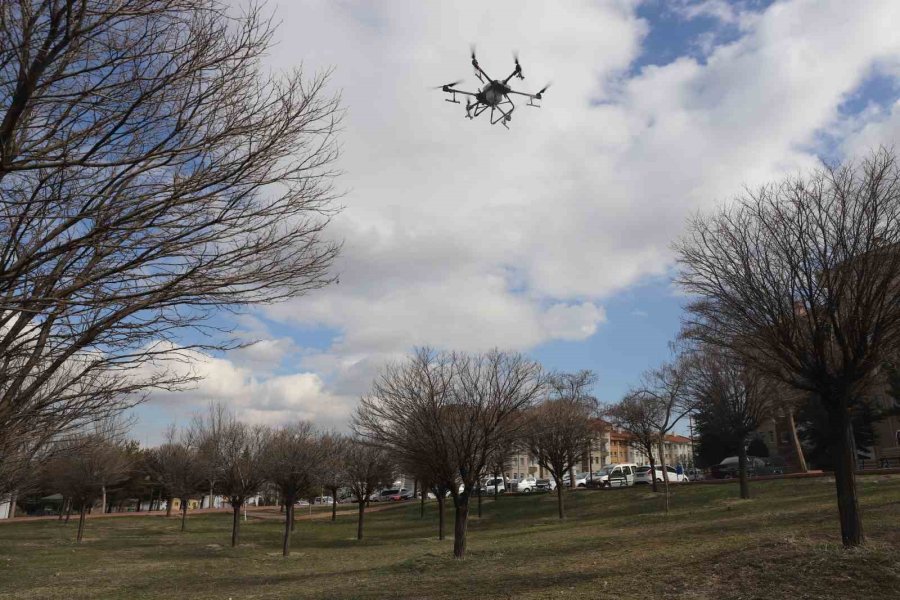 Kayseri Büyükşehir’den Drone İle Park İlaçlama Hizmeti
