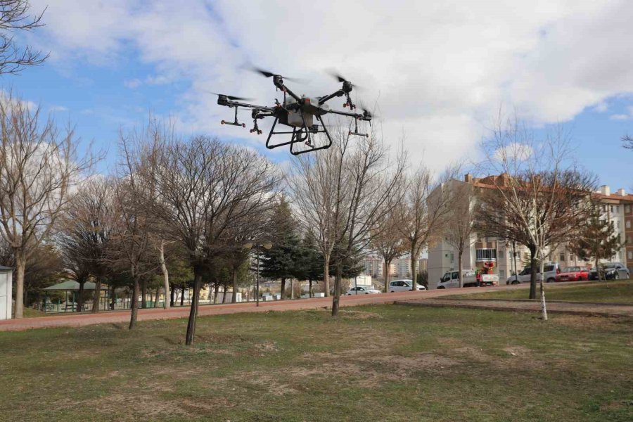 Kayseri Büyükşehir’den Drone İle Park İlaçlama Hizmeti