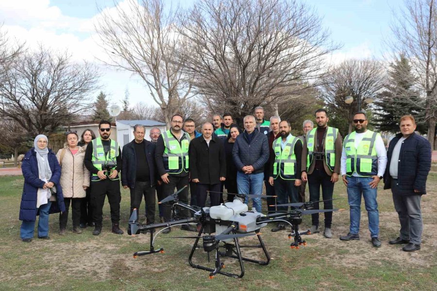 Kayseri Büyükşehir’den Drone İle Park İlaçlama Hizmeti