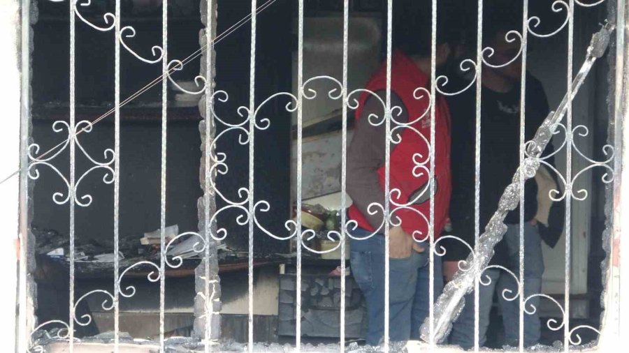 8’inci Kattan Düştü Ölmedi, Yangında Can Verdi