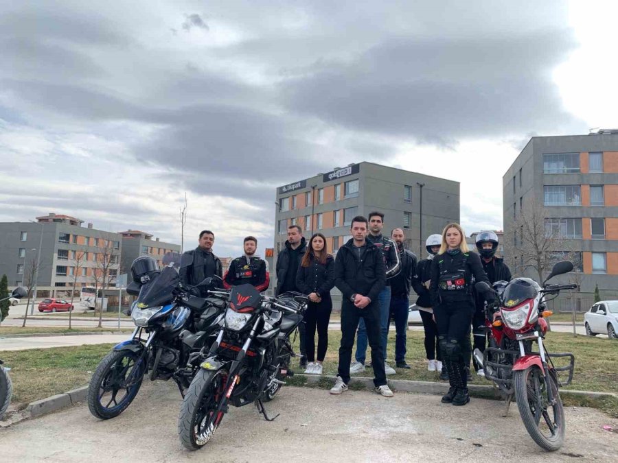 Kazada Kaybettikleri Arkadaşlarının Adına 6 Bin Kilometre Ötede Su Kuyusu Açtırdılar