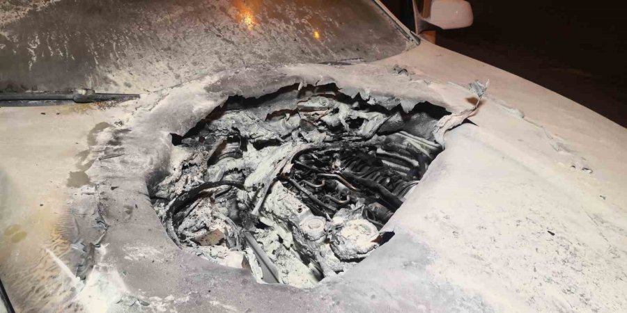 Lüks Otomobilin Motor Ve Kaputu Yanarak Küle Döndü