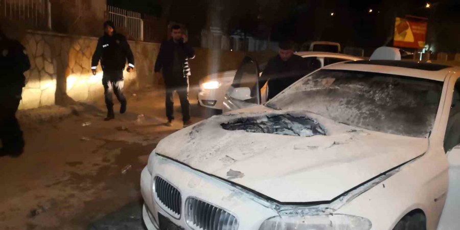 Lüks Otomobilin Motor Ve Kaputu Yanarak Küle Döndü