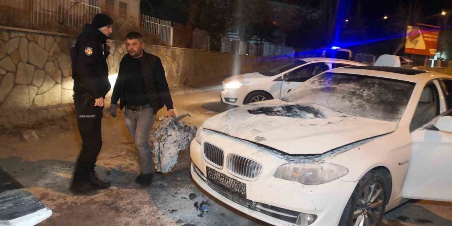 Lüks Otomobilin Motor Ve Kaputu Yanarak Küle Döndü