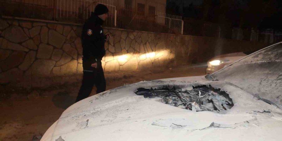 Lüks Otomobilin Motor Ve Kaputu Yanarak Küle Döndü