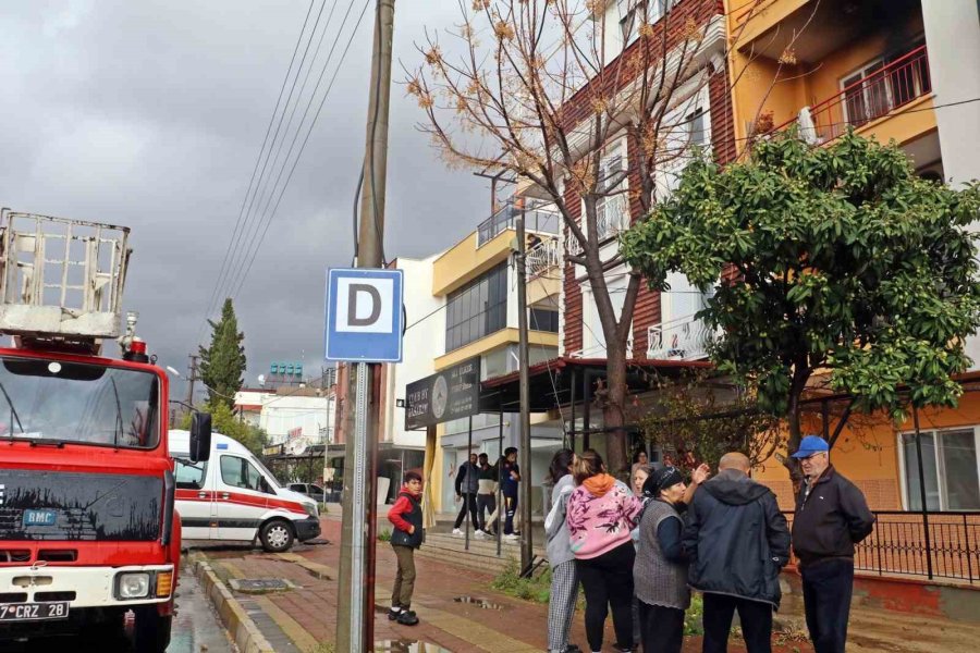 Antalya’da Yanan Daire Kullanılamaz Hale Geldi, Apartman Sakinleri Korku Yaşadı