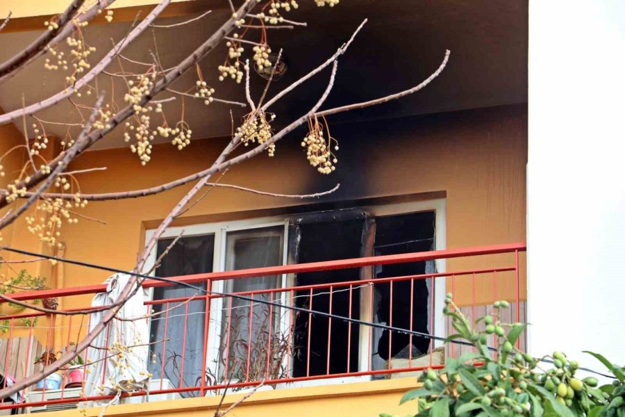 Antalya’da Yanan Daire Kullanılamaz Hale Geldi, Apartman Sakinleri Korku Yaşadı