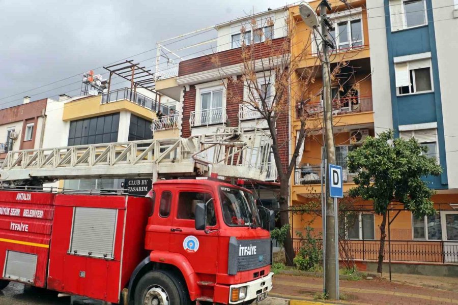 Antalya’da Yanan Daire Kullanılamaz Hale Geldi, Apartman Sakinleri Korku Yaşadı