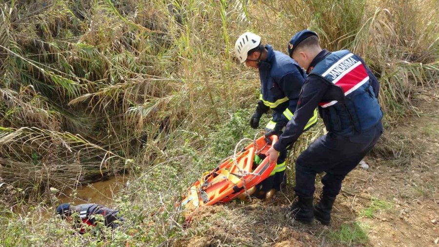 Belediyeye Ait Kamyon Yol Yapımı Sırasında Dereye Uçtu: 1 Yaralı
