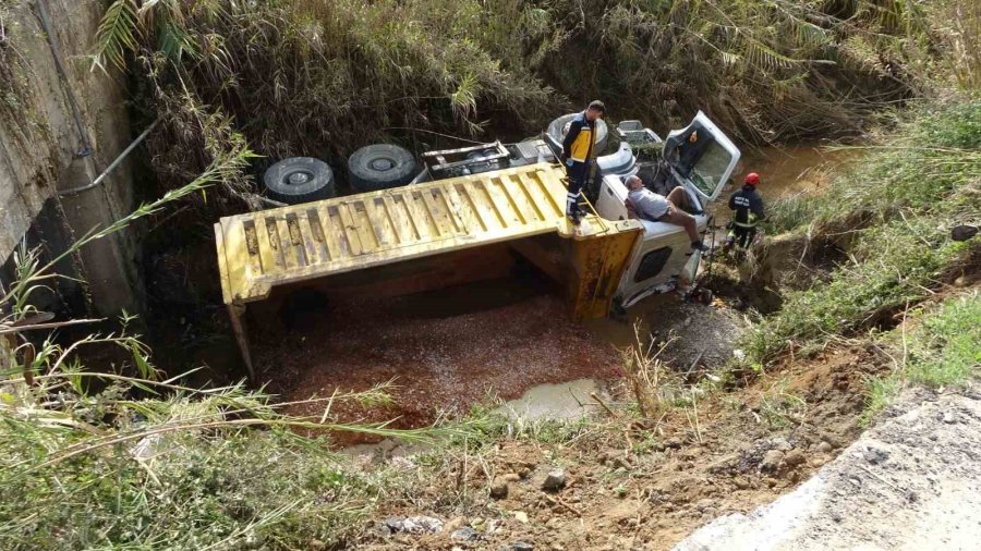 Belediyeye Ait Kamyon Yol Yapımı Sırasında Dereye Uçtu: 1 Yaralı