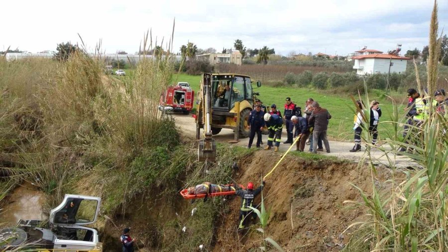 Belediyeye Ait Kamyon Yol Yapımı Sırasında Dereye Uçtu: 1 Yaralı