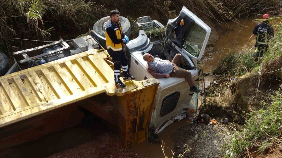 Belediyeye Ait Kamyon Yol Yapımı Sırasında Dereye Uçtu: 1 Yaralı