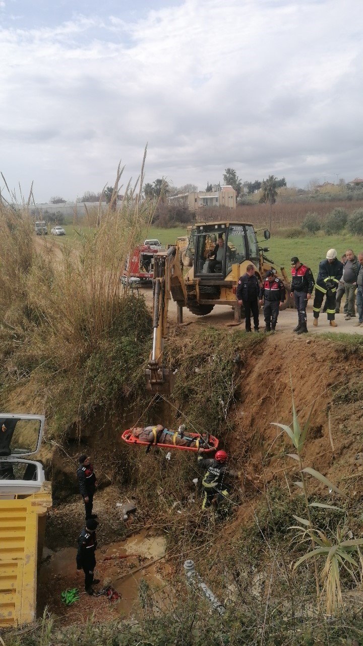Belediyeye Ait Kamyon Yol Yapımı Sırasında Dereye Uçtu: 1 Yaralı