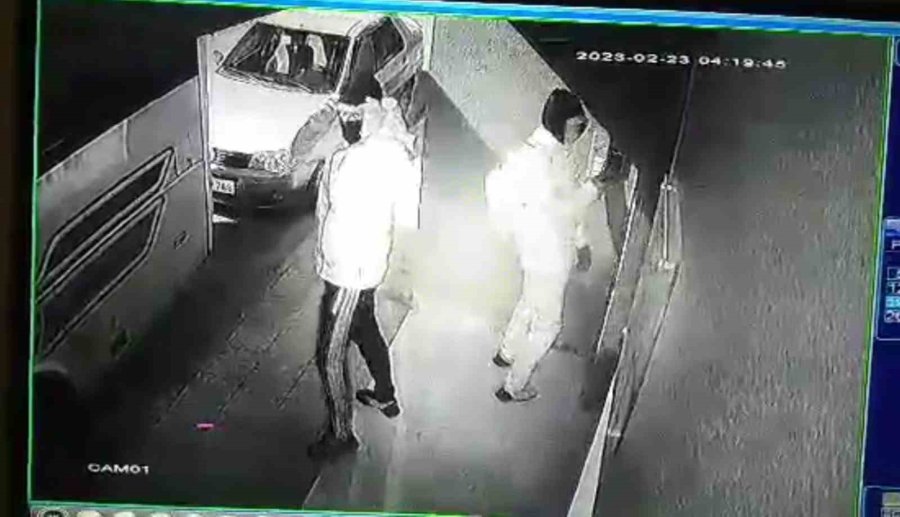 Yüzü Kar Maskeli Şüphelilerin Hırsızlık Girişimi