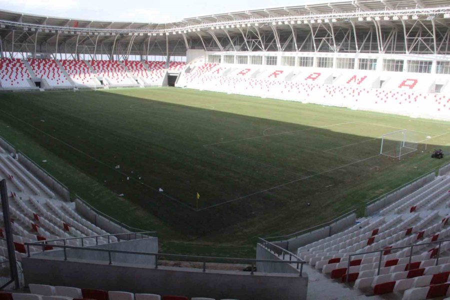 Karaman’ın Yeni Şehir Stadyumunun Kale Direkleri Takıldı, Saha Çizgileri De Çizildi