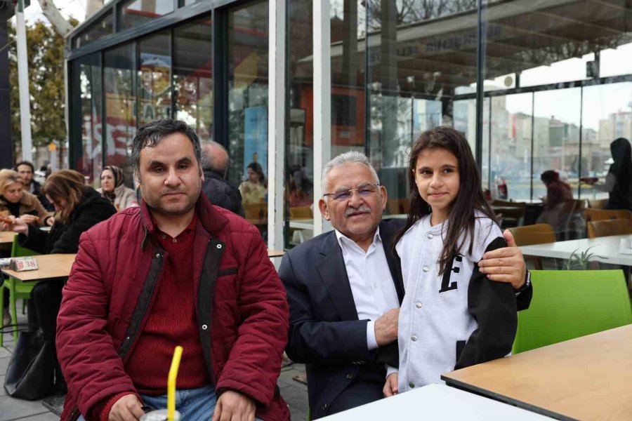 Başkan Büyükkılıç’tan Cumhuriyet Meydanı’nda Esnaf Ziyareti