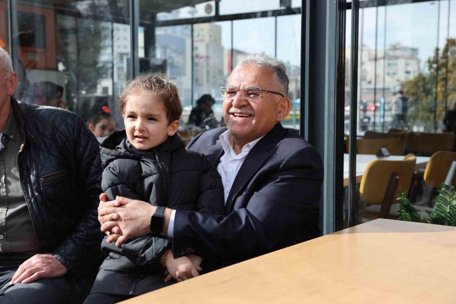 Başkan Büyükkılıç’tan Cumhuriyet Meydanı’nda Esnaf Ziyareti