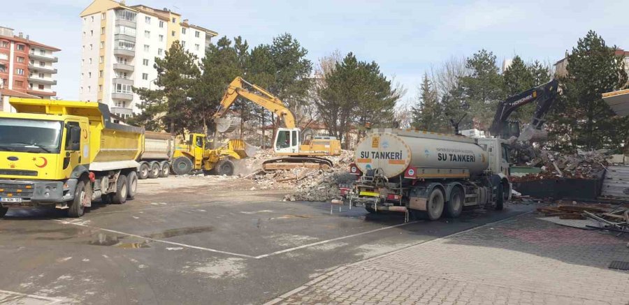 Depremde Hasar Alan Okul, Büyükşehir Tarafından Yıkılıyor