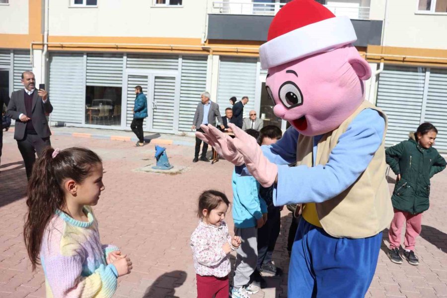 Depremzede Çocukların Yüzü Masal Ve Çizgi Film Kahramanları İle Güldü