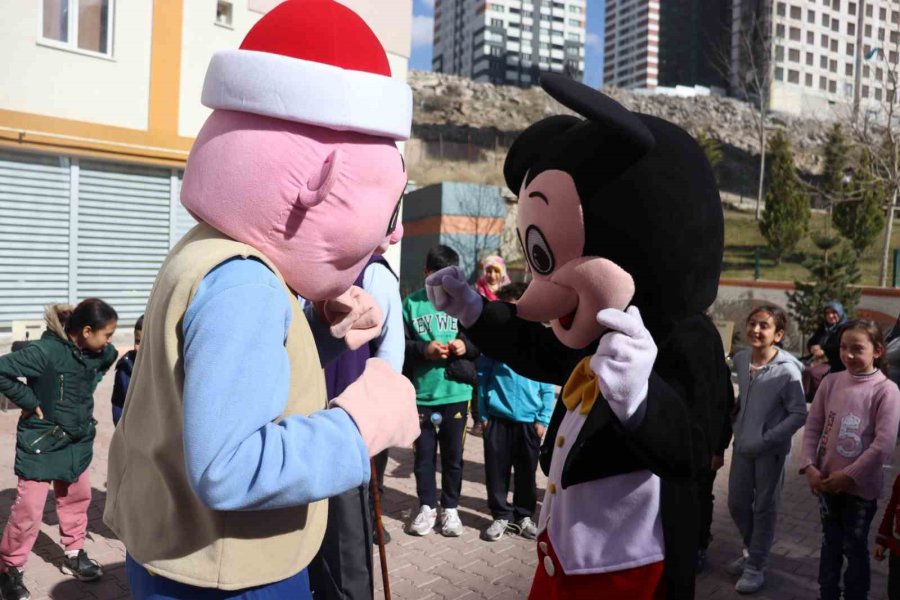 Depremzede Çocukların Yüzü Masal Ve Çizgi Film Kahramanları İle Güldü