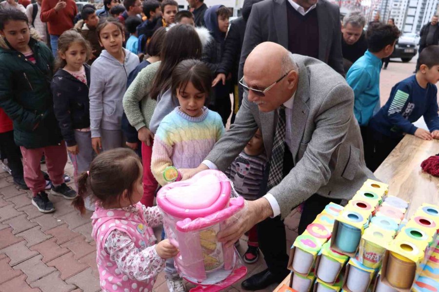 Depremzede Çocukların Yüzü Masal Ve Çizgi Film Kahramanları İle Güldü