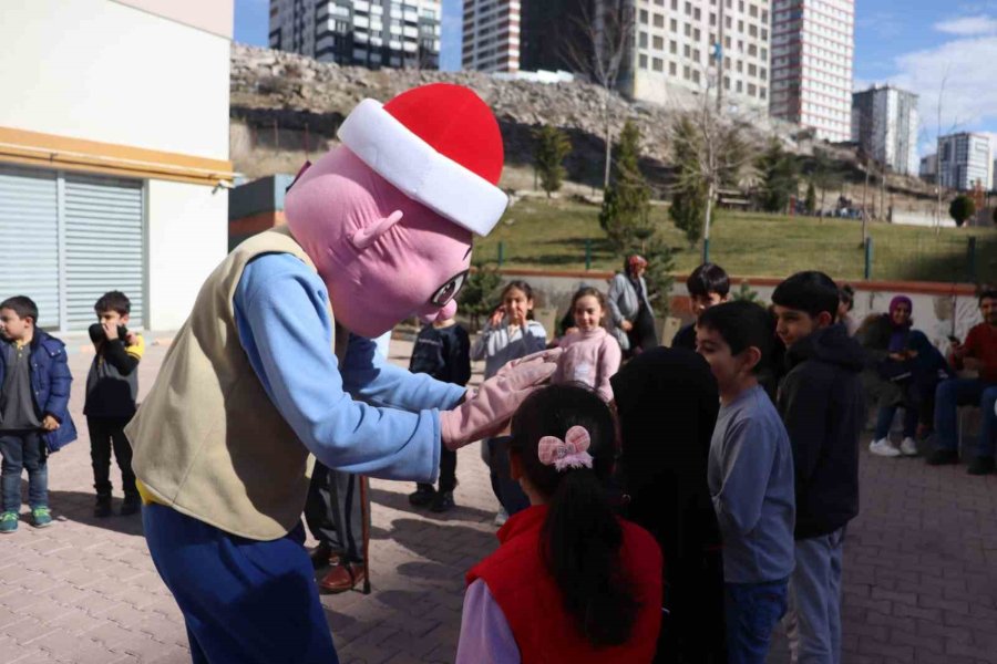 Depremzede Çocukların Yüzü Masal Ve Çizgi Film Kahramanları İle Güldü