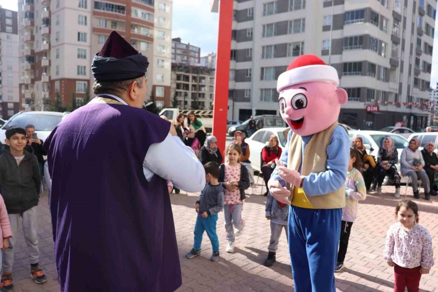 Depremzede Çocukların Yüzü Masal Ve Çizgi Film Kahramanları İle Güldü