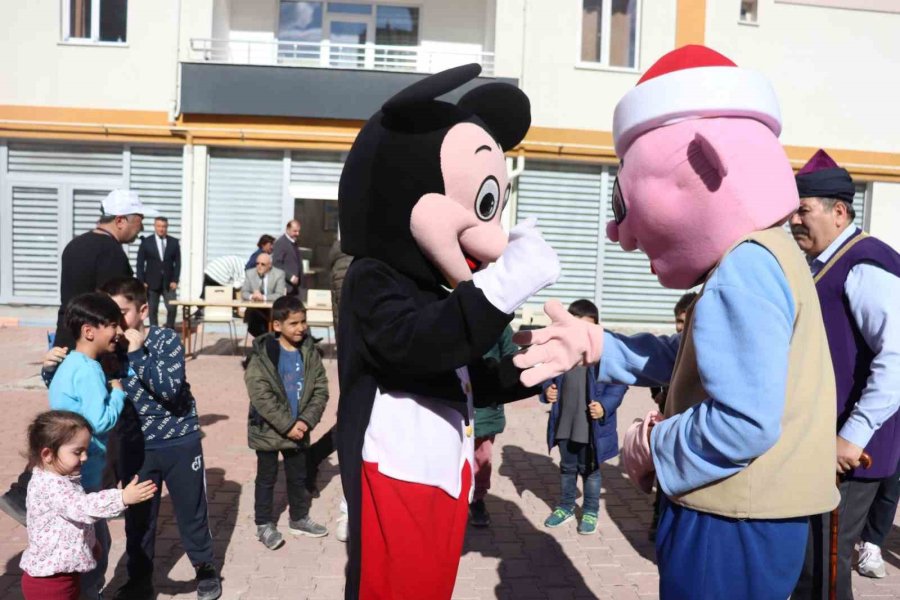 Depremzede Çocukların Yüzü Masal Ve Çizgi Film Kahramanları İle Güldü