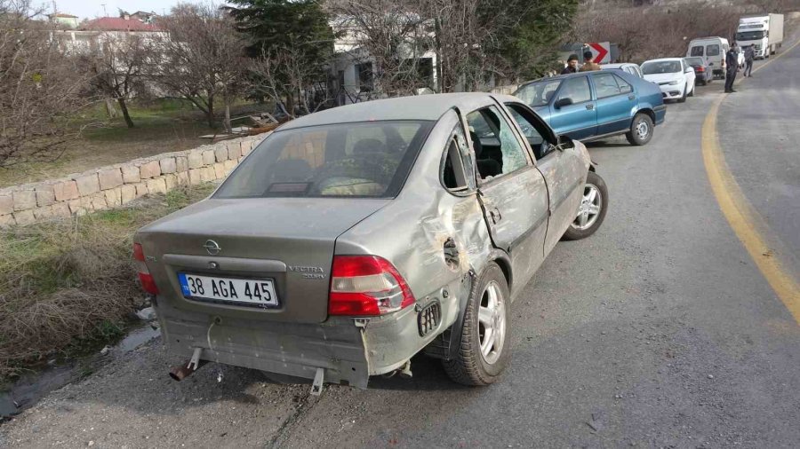 Freni Boşalan Tır Dehşet Saçtı: 2 Yaralı