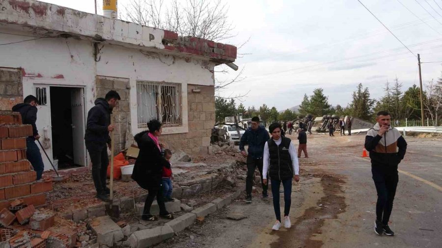 Freni Boşalan Tır Dehşet Saçtı: 2 Yaralı