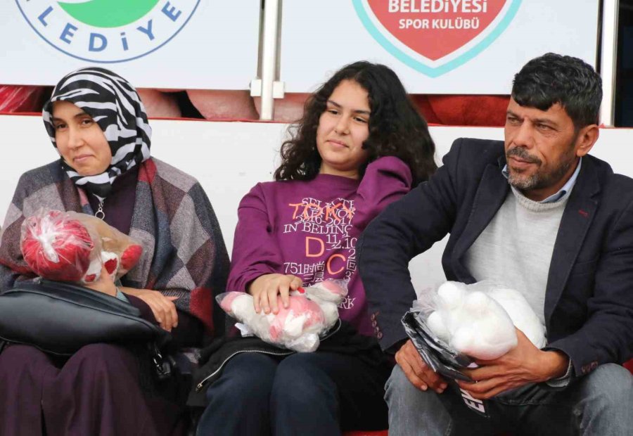 Depremzede Çocuklar İçin Sahaya Oyuncak Attılar