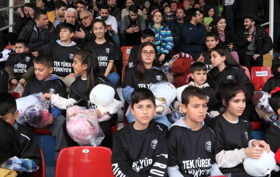 Depremzede Çocuklar İçin Sahaya Oyuncak Attılar