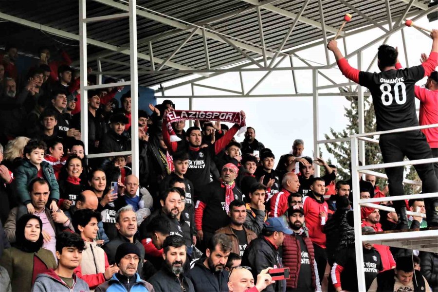 Depremzede Çocuklar İçin Sahaya Oyuncak Attılar