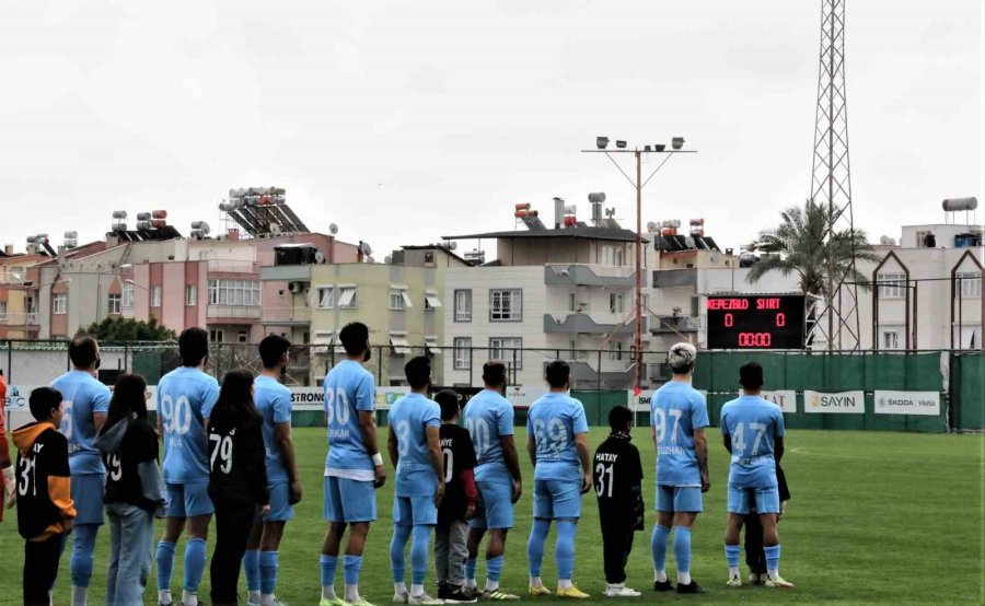 Depremzede Çocuklar İçin Sahaya Oyuncak Attılar
