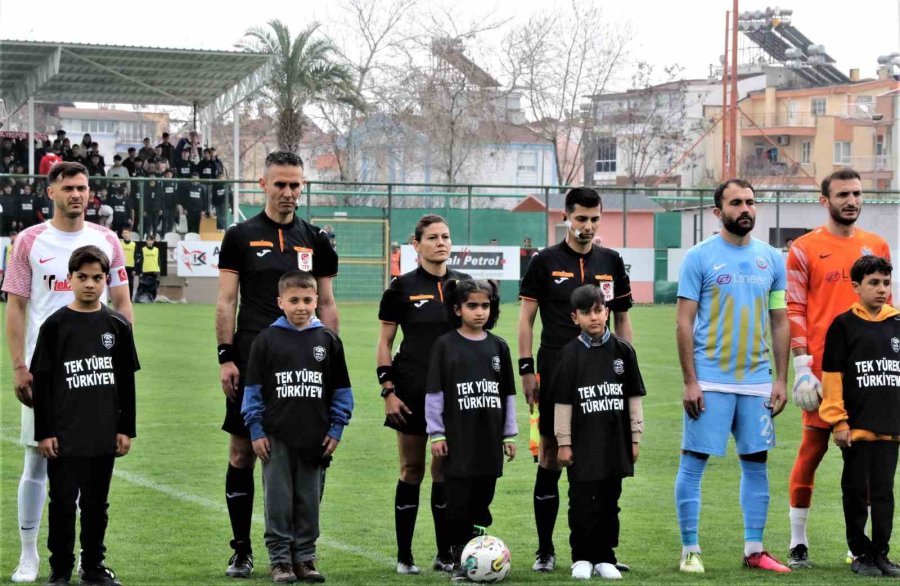 Depremzede Çocuklar İçin Sahaya Oyuncak Attılar