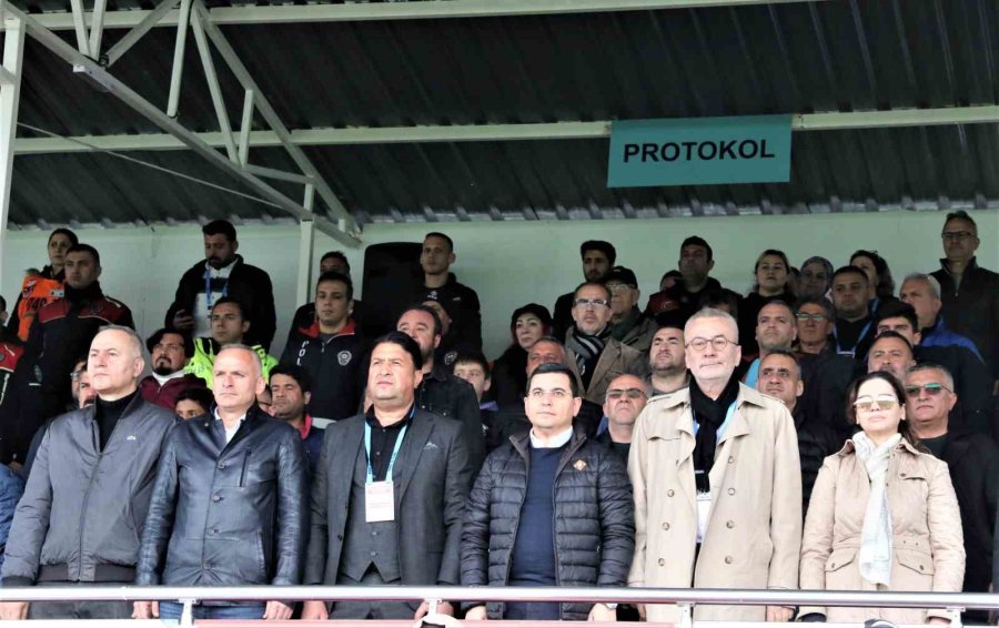 Depremzede Çocuklar İçin Sahaya Oyuncak Attılar