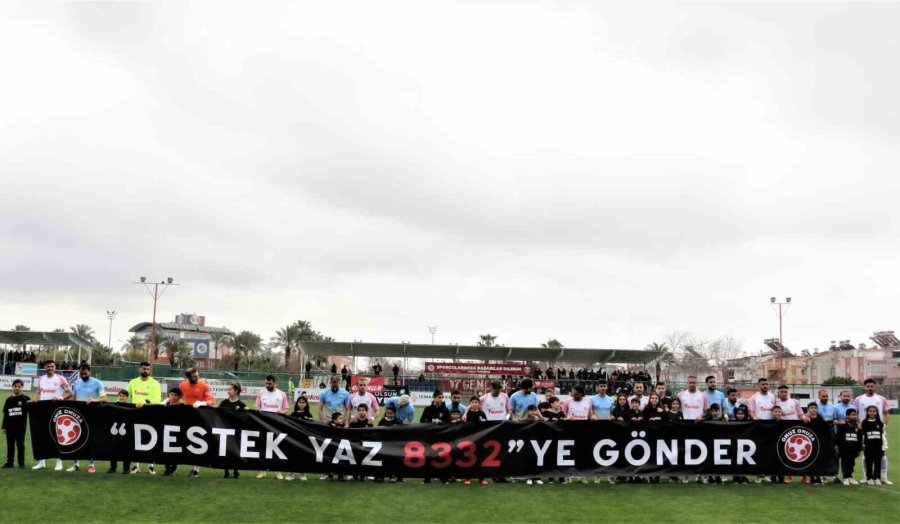 Depremzede Çocuklar İçin Sahaya Oyuncak Attılar