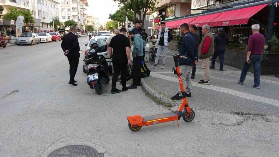 Scooter İle Motosiklet Çarpıştı: Motosikletteki 2 Kişi Yaralandı