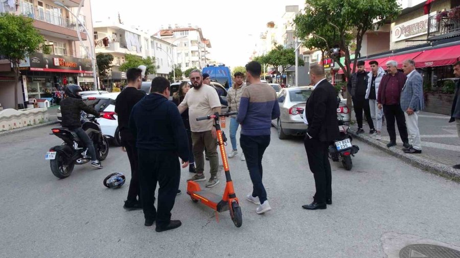 Scooter İle Motosiklet Çarpıştı: Motosikletteki 2 Kişi Yaralandı