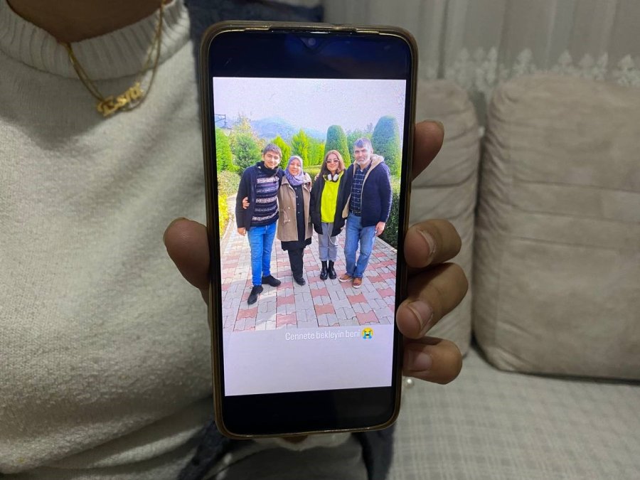 Depremde Ailesinden Geriye Fotoğraf Albümü Kaldı