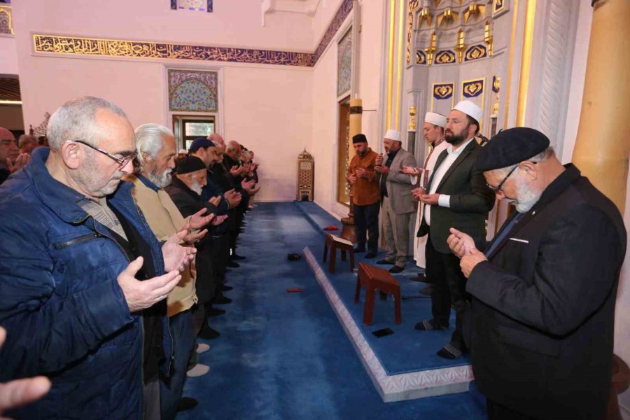 Kepez’de Eller Semaya Depremde Hayatını Kaybedenler İçin Açıldı